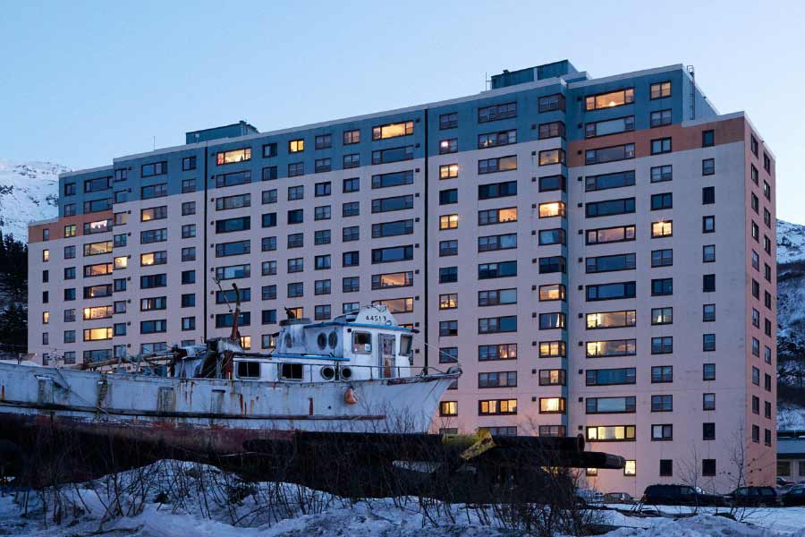 বাগিচ টাওয়ারের বয়স প্রায় ৮০। হুইটিয়ার শহরেরও বয়স প্রায় তার কাছাকাছি। দ্বিতীয় বিশ্বযুদ্ধের সময় সেনা বাঙ্কার তৈরি করা হয়েছিল এই অঞ্চলে। সেই সেনাদের প্রয়োজনীয়তার জোগান দিতেই তৈরি হয় একের পর এক সুবিধা— জলের সংযোগ, বিদ্যুৎ, রেলপথ, এমনকি একটি স্টেশনও। 