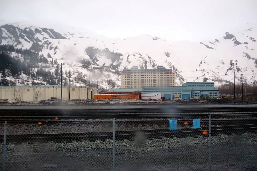হুইটিয়ার শহরের বাসিন্দা এক তরুণী জেনেসা ওই ভিডিয়ো করেছিলেন, যেখানে তিনি ওই শহরে নিজেদের জীবনের বর্ণনা দিয়েছেন। ভিডিয়োটি যাঁরাই দেখেছেন তাঁরাই শহরটি নিয়ে নানা প্রশ্ন করেছেন জেনেসাকে। সেই সব প্রশ্নের যে সব জবাব দিয়েছেন তিনি, তা শুনে আরও চমকে গিয়েছেন তাঁরা। 