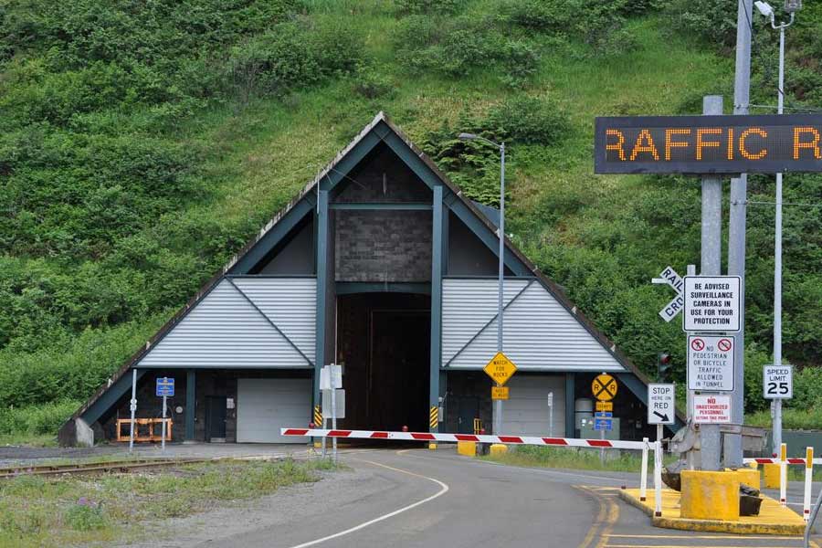 কিন্তু একটি শহরে একটি মাত্র বাড়ি! এটি বেশ অদ্ভুত না? কারণ জানিয়ে ভেনেসা বলেছেন, শহরে আরও একটি বাড়ি আছে। তবে সেটি বাসযোগ্য নয়। পরিত্যক্তও। আর বাড়ি বানানোর সুযোগও নেই এই শহরে। কেন না শহরের প্রায় পুরোটাই রেলের সম্পত্তি। যদি জমিই না পাওয়া যায়, তবে বাড়ি হবে কোথায়!