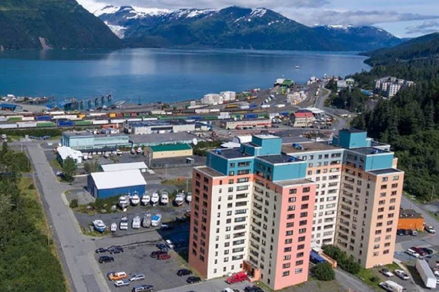 এর পর নিজের ঘর আর ঘর থেকে শহরের বাকি অংশের ছবিও দেখিয়েছেন ভেনেসা। জানিয়েছেন, এই বাড়ির ভিতরেই একটি গির্জা, দোকান, বাজার, প্রশাসনিক দফতর, পোস্ট অফিস রয়েছে।