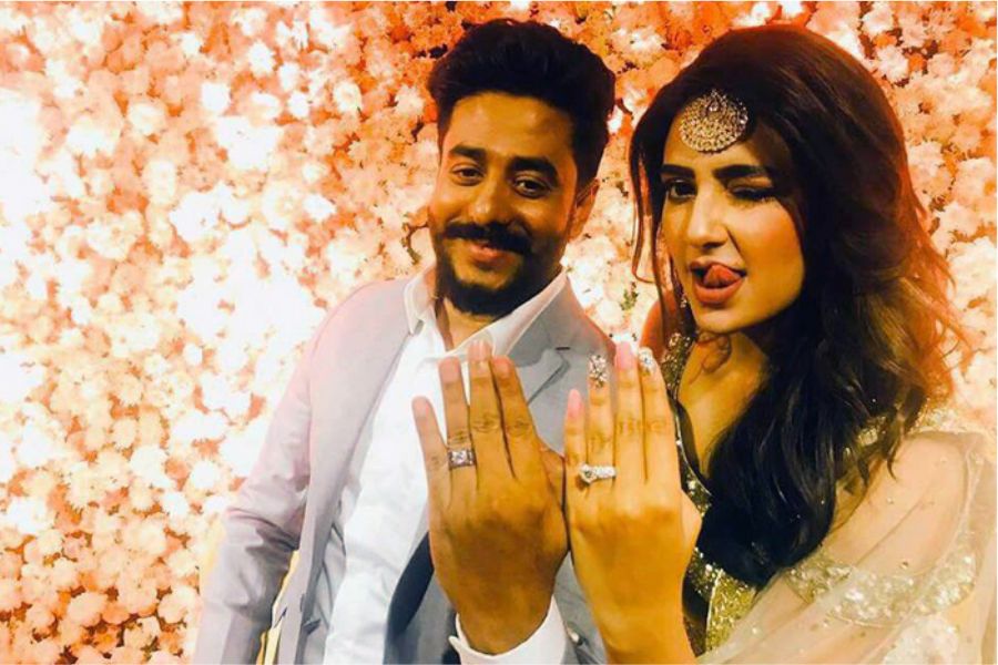 বিয়ের কিছু দিন আগে আশীর্বাদ বা বাগদান পর্ব অনুষ্ঠিত হয়। চোখধাঁধানো আয়োজন, অনেকটা হুল্লোড়, আংটি বদল আর নাচ গানের মাধ্যমে আনুষ্ঠানিক ভাবে জীবনের নতুন অধ্যায়ে প্রবেশের প্রথম ধাপ। সম্প্রতি বিভিন্ন থিম উঠে আসছে এই অনুষ্ঠান ঘিরে।  