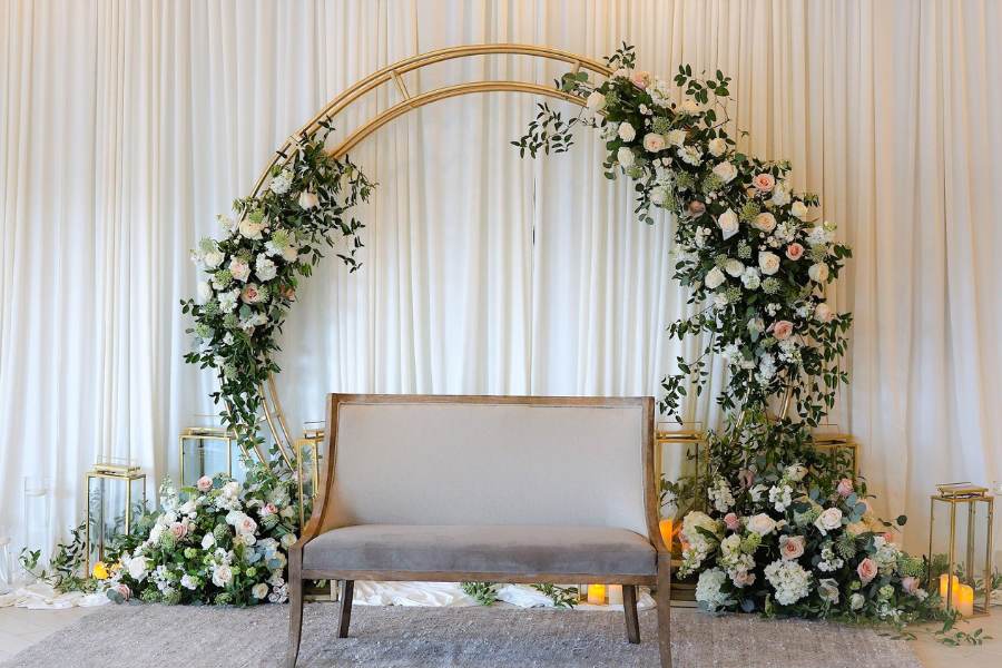 কোথাও ছিমছাম আয়োজন, তো কোথাও রাজকীয় থিম, কোথাও আবার বলিউডের থিম নজর কাড়ছে সবার। বিয়ের মরসুমে আসুন দেখে নেওয়া যাক, আংটি বদল অনুষ্ঠানের সম্ভাব্য সেরা থিমগুলি, যা তাক লাগিয়ে দেবে সমস্ত অতিথিদের।