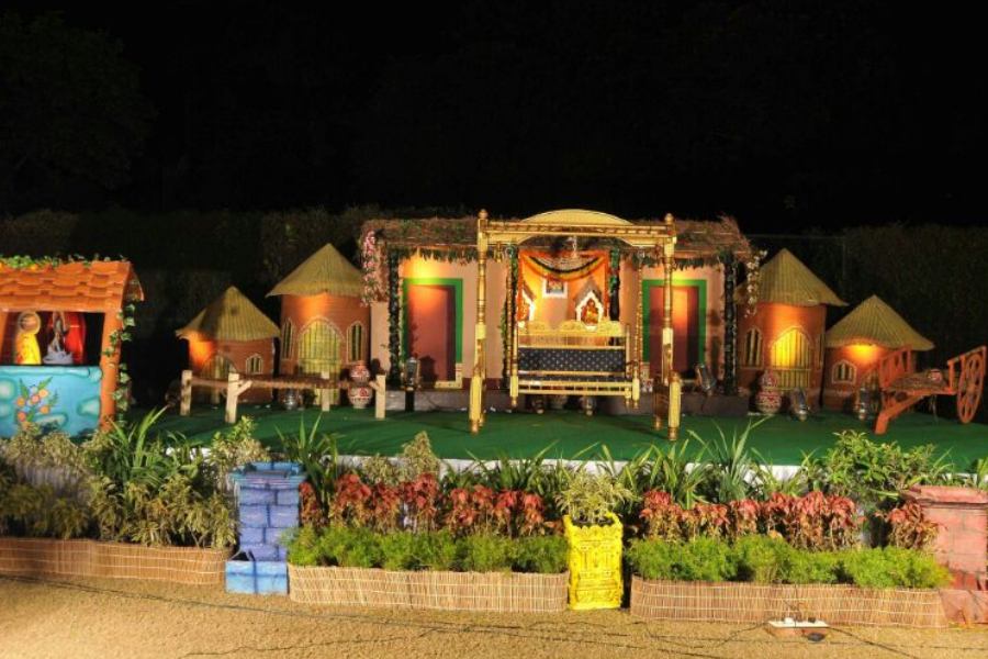 এক টুকরো গ্রাম: বাগদানের অনুষ্ঠান জুড়ে রাখতে পারেন গ্রামবাংলার মিঠে ছোঁয়া। বাঁশ বা বেতের তৈরি চেয়ার, মোড়া, এমনকি খাটিয়াও রাখতে পারেন আসবাব হিসাবে। থিমকে আরও ভাল ভাবে ফুটিয়ে তুলতে কৃত্রিম ছোট মাটির কুঁড়েঘর বা খড়ের গাদা রাখা যেতে পারে।  