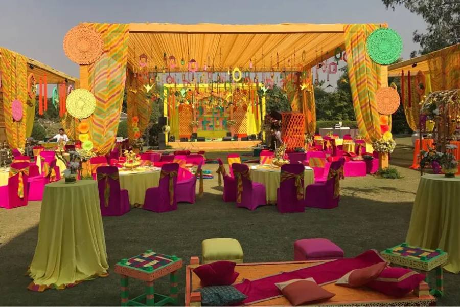 বিভিন্ন মাটির পাত্র, মাদুর, কাঠের তৈরি ঝঙ্কার, লন্ঠন থাকুক সজ্জার অঙ্গ হিসাবে। শুধুমাত্র জায়গা নয় থিমের প্রভাব থাক বর কনের সাজেও। এই প্রেক্ষাপটে সাজতে হলে কনে পরুন লেহঙ্গা চোলি অথবা পাটিয়ালা সালোয়ার। সঙ্গে থাকুক কোলাপুরি জুতো। 