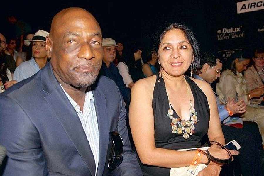 নীনার সঙ্গে সম্পর্কে থাকাকালীন বিবাহিত ছিলেন ভিভ। তবে নীনা তাঁর প্রথম সন্তান রাখতে চান শুনে ভিভ তাঁকে ফোন করে আশ্বস্ত করেছিলেন। বলেছিলেন সঙ্গে আছেন। যদিও নীনার পরিবার একেবারেই এই সম্পর্ক মেনে নেননি। অবিবাহিতা মেয়ে মা হবেন শুনে বিরোধিতা করেছিলেন তাঁরা। অন্য দিকে, প্রেমিকও তখন বহু দূরে। এত প্রতিবন্ধকতা সত্ত্বেও নিজেই নিজের কাঁধে হাত রেখে শক্ত হয়েছিলেন নীনা। সিদ্ধান্ত নিয়েছিলেন অনাগত সন্তানকে পৃথিবীর আলো দেখাবেনই।