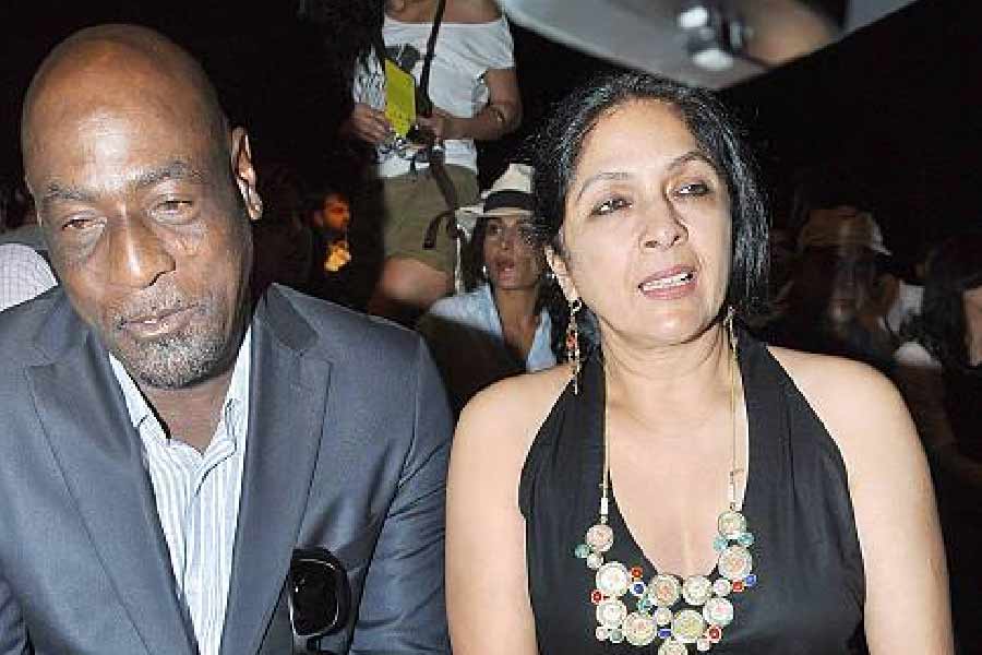 নীনার কথায়, ‘‘অন্তঃসত্ত্বা অবস্থায় ফোন করেছিলাম ভিভকে। আমার গর্ভে সন্তান আছে জেনে আমি যে ভীষণ খুশি ছিলাম, এমনটা নয়। তবে আমি খুশি ছিলাম কারণ, ভিভকে ভালবাসতাম। আমি ওকে ফোন করেছিলাম।’’