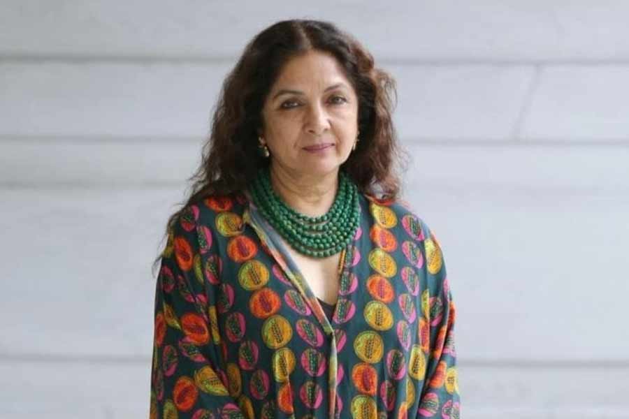 নীনা আরও বলেন, ‘‘আমি ওকে ফোন করে বলেছিলাম যদি তুমি এই সন্তান না চাও, আমিও চাই না।’’ শুনে ভিভ কী বলেছিলেন? নীনার কথায়, ‘‘আমার এ কথা শুনেই ফোনের ও প্রান্ত থেকে ‘না, না’ বলতে শুরু করল ভিভ। বলে, ‘‘তুমি যদি এই সন্তান রাখতে চাও তা হলে নিশ্চয়ই রাখো। ও আমাদের ভালবাসার চিহ্ন।’’