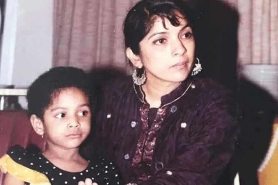 কিন্তু বিবাহিত ভিভ তাঁর সঙ্গে সংসার বাঁধার জন্য আগের সম্পর্ক থেকে বেরিয়ে আসুন সেটা চাননি নীনা। অ্যান্টিগা গিয়ে ভিভের সঙ্গে সংসার করাও তাঁর কাছে অসম্ভব ছিল। তখন তিনি ঠিক করেন একা হাতে এই সন্তানকে মানুষ করবেন।