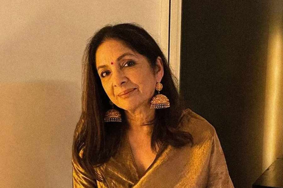 ভয় হয়নি? নীনার কথায়, ‘‘একে কম বয়স। তার পর প্রেমে পড়েছিলাম। ওই যা হয়... অন্ধ ছিলাম। অনেকে বারণ করেছিলেন। কিন্তু ভালবাসায় অন্ধ থাকলে অন্য কারও কথা কি কেউ শোনে? আমিও বাড়ির কারও কথা শুনিনি।’’ অন্তঃস্বত্ত্বা থাকাকালীন নীনা গুপ্তকে বিয়ের প্রস্তাব দিয়েছিলেন অভিনেতা সতীশ কৌশিক। অভিনেত্রীর কাছের বন্ধু ছিলেন সতীশ। সেই সময় নীনার পাশে দাঁড়াতে এগিয়ে এসেছিলেন অভিনেতা। সতীশ বলেছিলেন, “চিন্তা কোরো না। তোমার সন্তান যদি শ্যামবর্ণ হয়, তুমি বলে দিও, সে আমার। আমি আর তুমি বিয়ে করে নেব। কেউ কিছু সন্দেহ করবে না।”