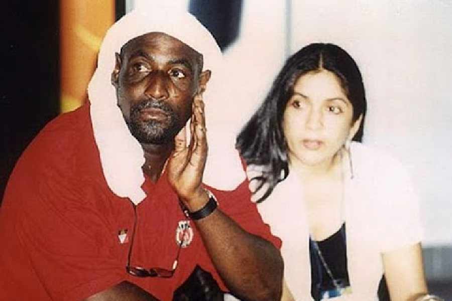 নীনা এবং ভিভের আলাপ জয়পুরে। বিনোদ খান্নার সঙ্গে একটি ছবির শুটিংয়ে জয়পুরে ছিলেন নীনা। সে সময় জয়পুরের রানি তাঁদের নিমন্ত্রণ করেছিলেন। সেখানে আমন্ত্রিত ছিলেন ভিভও। সেই আলাপ। তার পর প্রেম হয় ক্রিকেটার ও অভিনেত্রীর।