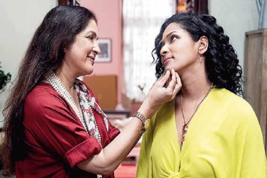 এখনও ভিভের সঙ্গে যোগাযোগ আছে? অভিনয়ে দ্বিতীয় ইনিংস শুরু করা ব্যস্ত অভিনেত্রীর কথায়, ‘‘কখনও কখনও আমাদের কথা হয়। কখনও আবার অনেক দিন ধরে কোনও যোগাযোগ থাকে না। তবে মেয়েকে আমি সব বলেছি। ছেলেমেয়েকে সত্যি বলা এবং তাঁদের সৎ থাকার উপদেশ দেওয়া উচিত।’’