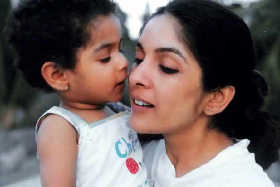 বাবার সঙ্গে মাঝেমধ্যে দেখা হত মাসাবার। অন্তত ছোটবেলায় বাবার সঙ্গে বেশ কিছু মজার স্মৃতি রয়েছে তাঁর। স্কুলে যখন টানা ছুটি থাকত, তখন বাবার কাছে চলে যেতেন মাসাবা।