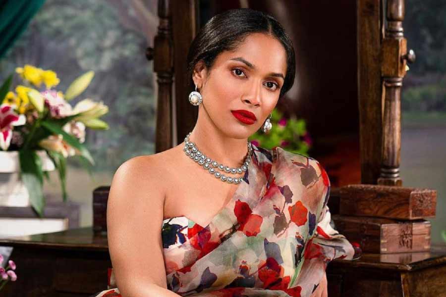 মাসাবার কথায়, ‘‘ছোটবেলা মানেই ছিল দেদার ঘুরে বেড়ানো। স্কুলে ছুটি পড়লেই বিমানে করে আমি সোজা বিদেশে চলে যেতাম। আফ্রিকা কিংবা ইংল্যান্ড— বাবার সঙ্গে সঙ্গে ঘুরছি। ওই সময়ে বাবা ক্রিকেটে ধারাভাষ্য দিতে এক দেশ থেকে অন্য দেশে ঘুরতেন।’’