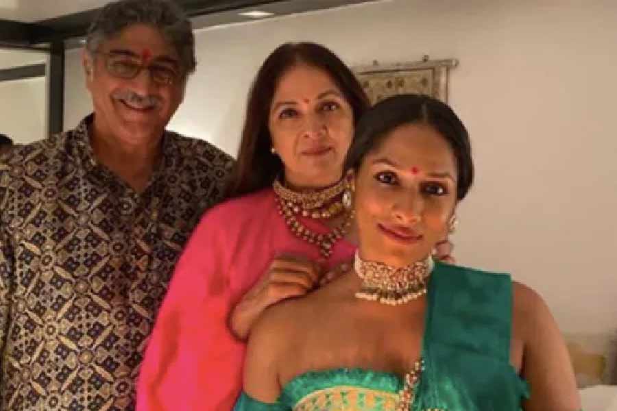 এখন বলিউডে ব্যস্ততম অভিনেত্রীদের মধ্যে নীনা এক জন। এখন স্বামী বিবেক মেহরা এবং মেয়ে মাসাবাকে নিয়ে নীনার সংসার। তবে বিবেকেরও এটি দ্বিতীয় বিয়ে।