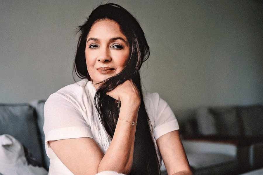 বিবেক ও নীনার আলাপ একটি বিমানে। সেই আলাপ নিয়ে নীনা বলেন, ‘‘খুব ভাল সময় ছিল। তবে তার পরে বিস্তর সমস্যায় পড়েছিলাম। কারণ, বিবেক তখন দুই সন্তানের বাবা। সে এক মস্ত কাহিনি।’’