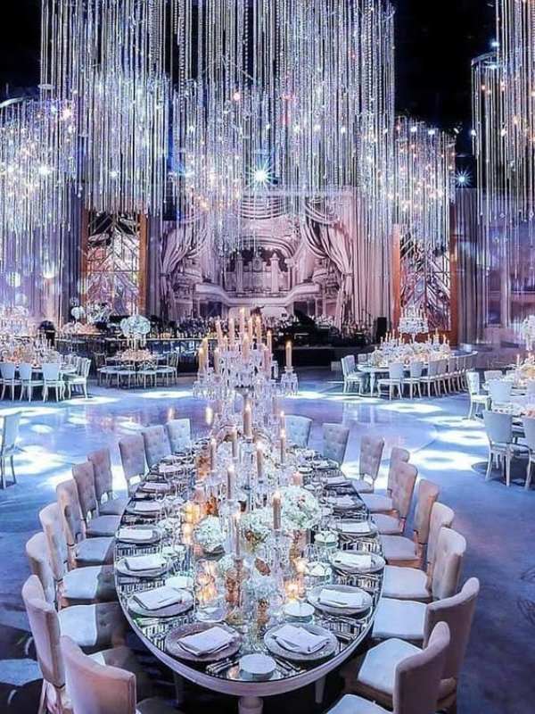 কিশোরী বেলায় বহু মেয়ে স্বপ্ন দেখে রূপকথার গল্পের মতো বিয়ের। বাস্তবের মাটিতে তেমনটা না হলেও বাগদান পর্ব কিন্তু রূপকথার মতো করা যেতেই পারে। আর তা সম্ভব করে তুলতেই রাখতে হবে ফুলের দোলনা, জাঁকজমকে মোড়া  ঝাড়বাতি, ফুলের পাপড়ির রঙ্গোলি, বিভিন্ন নকশা করা আয়না, সুন্দর আলো। 