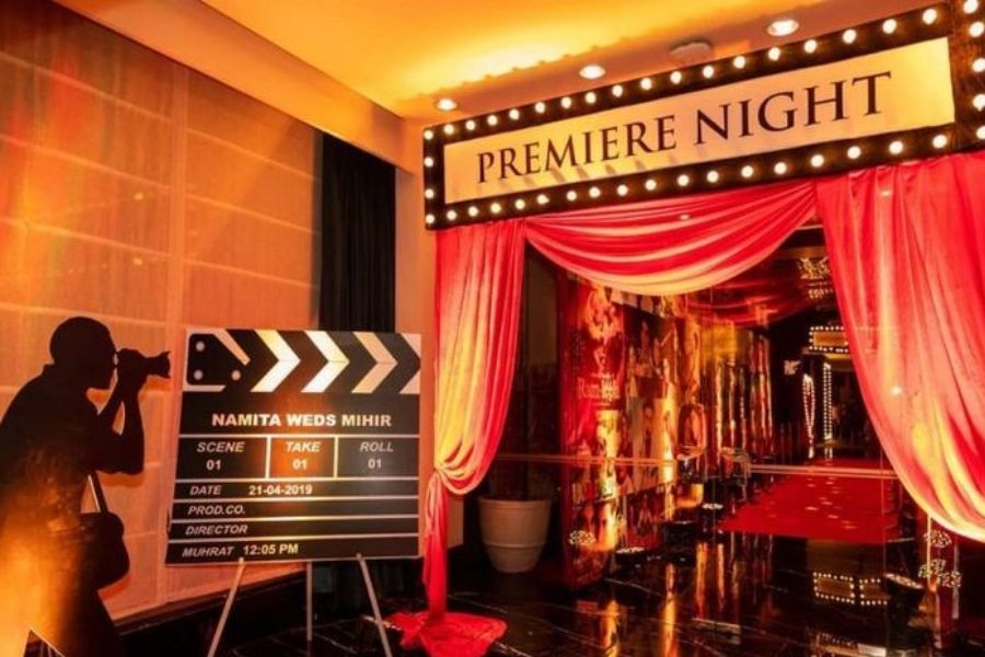 ইদানিং বাগদানে সব থেকে জনপ্রিয় থিম বলিউড। এই থিমের জন্য প্রিয় ছবিগুলির পোস্টার বা ছবির প্রিয় সিনের ছবি কিংবা নায়ক নায়িকার ছবি থাকুক অনুষ্ঠানস্থল জুড়ে। আবহে চলুক বলিউডের বিখ্যাত গান।