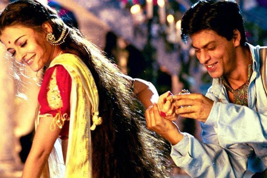 বিভিন্ন তারকাদের কাটআউট, জনপ্রিয় ছবির কৃত্রিম সেট। অবশ্যই সঙ্গে থাকুক দোলনা ও পিয়ানো-সহ অন্যান্য বিখ্যাত বলিউডি প্রপস। এক্ষেত্রে বর ও কনে তাঁদের প্রিয় কোনও ছবির চরিত্রদের মতো সাজতে পারেন। দেবদাস ও পারো, অথবা রাজ-সিমরন হয়েই না হয় আপনার আংটি বদল হোক!