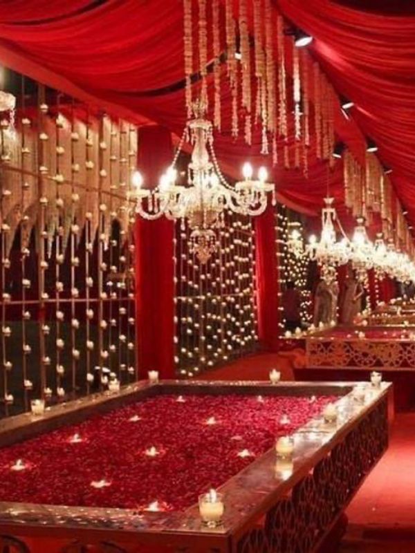 আশীর্বাদের অনুষ্ঠানে থাকুক রাজবাড়ির পরিবেশ। জাঁকজমকপূর্ণ বড় ঝাড়বাতি, ফুলের নকশা করা পর্দা ও গালিচা, সিল্কের পর্দাযুক্ত রাজকীয় আয়না থাক অনুষ্ঠান সজ্জায়। এ ছাড়াও বড় পেতলের পাত্রে ভাসমান মোমবাতি এবং করিডোর জুড়ে ছড়িয়ে থাকুক ফুলের পাপড়ি। আর আকাশে ছড়িয়ে ছিটিয়ে ফানুস।