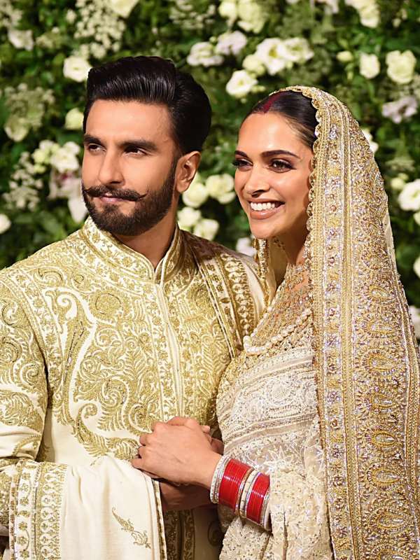 ভারী কাজের লেহঙ্গা বা শারারা, কিংবা সিল্কের শাড়ি থাকুক কনের পরনে। সোনার গয়না অথবা কুন্দন গয়না পরতে পারেন। একেবারে রানির মতো সাজ! আর বরের ক্ষেত্রে বন্ধগলা শেরওয়ানি বা ধুতি-কুর্তা ও মুক্তোর গয়না থাকতে পারে সাজ পোশাকে।  