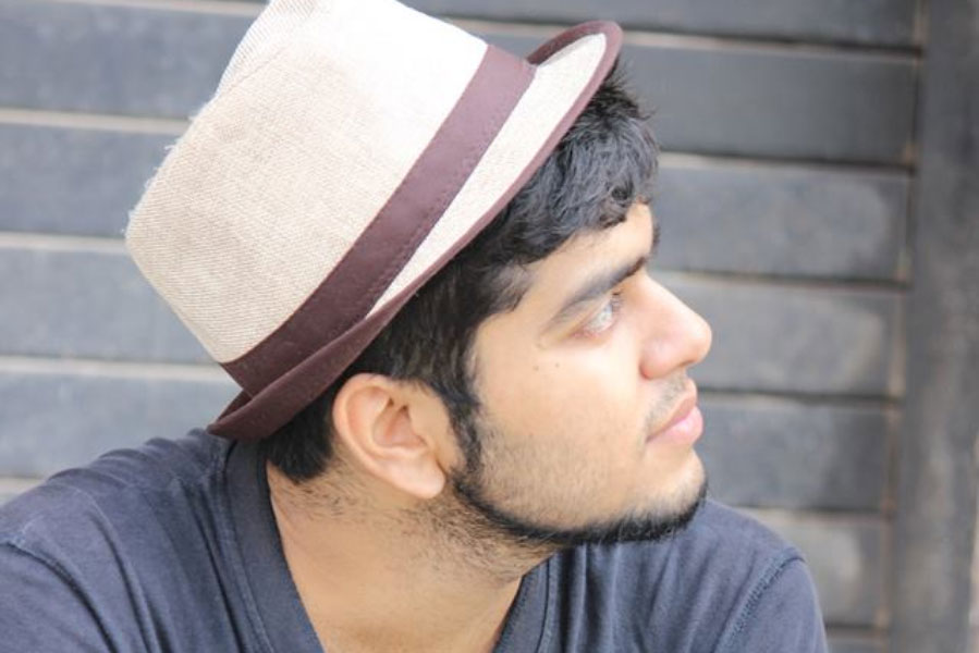 আফতাবের আইনজীবী অবিনাশ কুমারের মতে, দিল্লি পুলিশ শ্রদ্ধার খুনের মামলার যে তদন্ত করছে, তা পারিপার্শ্বিক তথ্যপ্রমাণ নির্ভর। আইনজীবীদের আরও অনেকেই মনে করছেন, আফতাব পুলিশকে যা তথ্য দিয়েছেন, তার উপর ভিত্তি করে তদন্ত এগিয়ে নিয়ে যাচ্ছে পুলিশ। কিন্তু, এখনও পুলিশের হাতে কোনও জোরদার প্রমাণ আসেনি যা দিয়ে প্রমাণ করা যায় যে আফতাব ‘খুনি’। কারণ শ্রদ্ধা খুন হয়েছেন, এই ‘প্রমাণ’ই পুলিশের হাতে নেই।