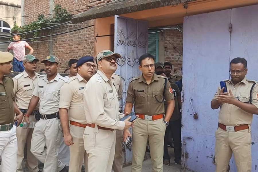 ঘটনার তদন্তে মণ্ডলপাড়া এলাকায় মহেশতলা থানার পুলিশ।