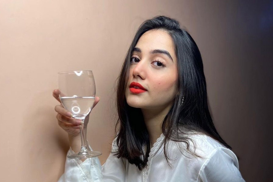 কখনও কাগজ, কখনও সেফটি পিন, কখনও ব স্রেফ দু’টি মোবাইলে ঢাকা শরীর! এমন নানা কায়দায় নিজেকে ভাইরাল করতে তাঁর জুড়ি মেলা ভার। অন্য ধরনের ফ্যাশনে বরাবরই নিজেকে ধরা দেন তিনি। সেই উরফি জাভেদকে নিয়ে সমাজমাধ্যমে নিরন্তর চর্চা চলে। তাঁর বোন আসফি জাভেদও কিন্তু উরফির তুলনায় কম যান না।