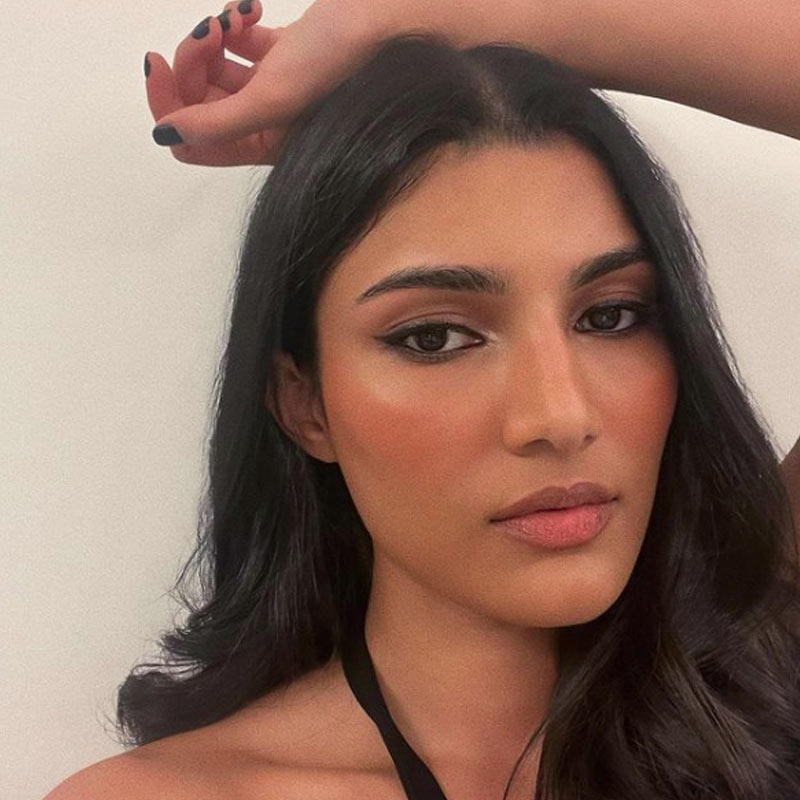 সলমন খানের ভাগ্নির নাকি বলিউডে অভিষেক হচ্ছে। বছর তিনেক ধরেই এমন কানাঘুষো চলছিল। বেশ কয়েক বার তো পেজ থ্রি-র পাতায় জায়গাও করে নিয়েছিল সে খবর। তবে তা উড়িয়ে দিয়েছিলেন খোদ সলমনের ভগ্নিপতি।