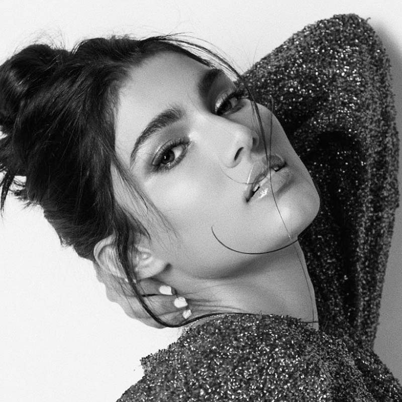 শুধু মাত্র অলিজেই নন। শাহরুখ খানের মেয়ে সুহানা খান, শ্রীদেবীর মেয়ে খুশি কপূর এবং অমিতাভ বচ্চনের নাতি অগস্ত্য নন্দারও অভিষেক হচ্ছে বলিউডে। তাঁদের নিয়ে কম মাতামাতি হচ্ছে না। তবে অভিষেকের বছর তিনেক আগে থেকেই অলিজের মতো তাঁরা শিরোনামে উঠে এসেছিলেন কি?