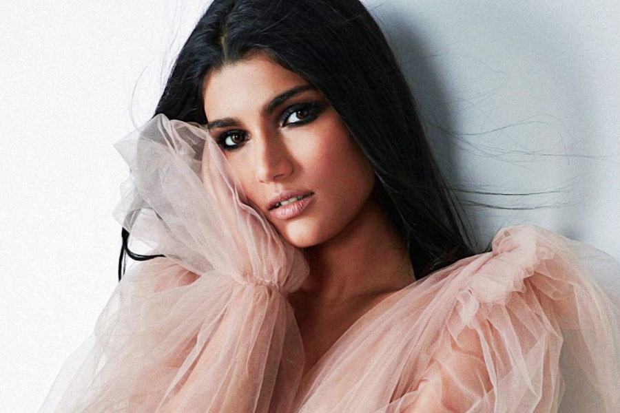 হবে না-ই বা কেন? ফেসবুক বা টুইটারের কথা তো ছেড়েই দিন, কেবল মাত্র  ইনস্টাগ্রামে ১ লক্ষ ৩৩ হাজারেরও বেশি অনুরাগী রয়েছে অলিজের। অনুরাগীদের অনেকেরই আবদার, বাবা অতুল অগ্নিহোত্রীর মতো অভিনয়কেই পেশা হিসাবে বেছে নিন অলিজে।