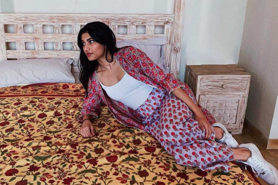 ২২ বছরের অলিজে অবশ্য বলিউডে অভিষেকের জন্য তাড়াহুড়ো করেননি। আবার প্রথম ছবির জন্য বেশির ভাগ তারকা-কন্যার মতো তথাকথিত বাণিজ্যিক ছবির পরিচালকের কথায় সায়ও দেননি। বরং তিনি নাকি অভিষেক করবেন সৌমেন্দ্র পাধীর পরবর্তী সিনেমায়।