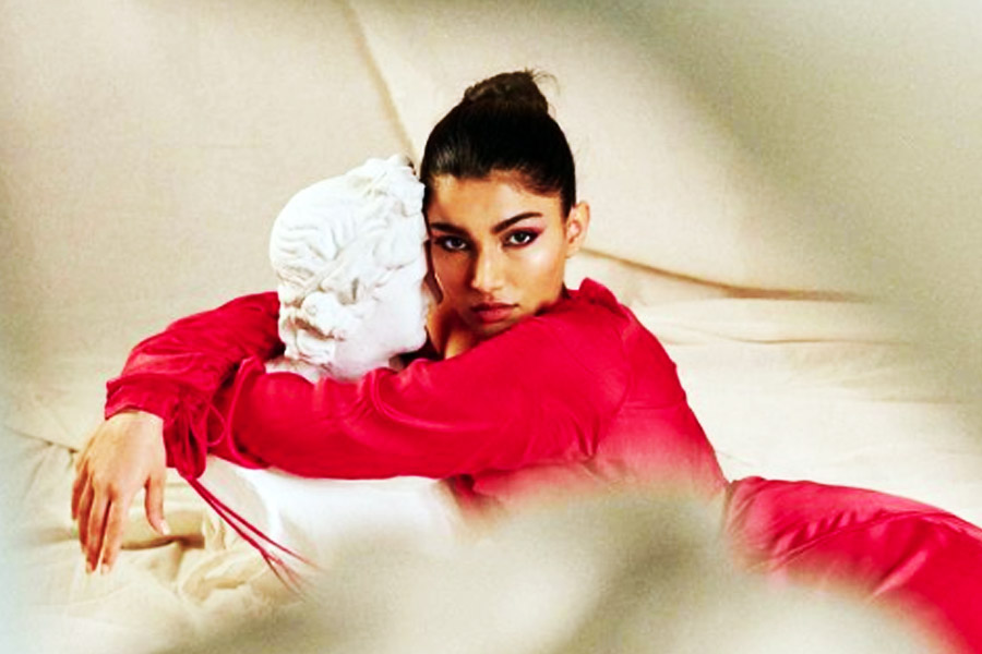 নেটফ্লিক্সের ওয়েব সিরিজ় ‘জামতারা’ বা ‘বুধিয়া সিং: বর্ন টু রান’-এর মতো জাতীয় পুরস্কারজয়ী সিনেমা করে জাত চিনিয়েছেন সৌমেন্দ্র। তাঁর পরের ছবির জন্য নাকি শুটিং করছেন অলিজে। তবে সব ঠিকঠাক থাকলে সে ছবির মুক্তি হতে পারে ২০২৩ সালে।