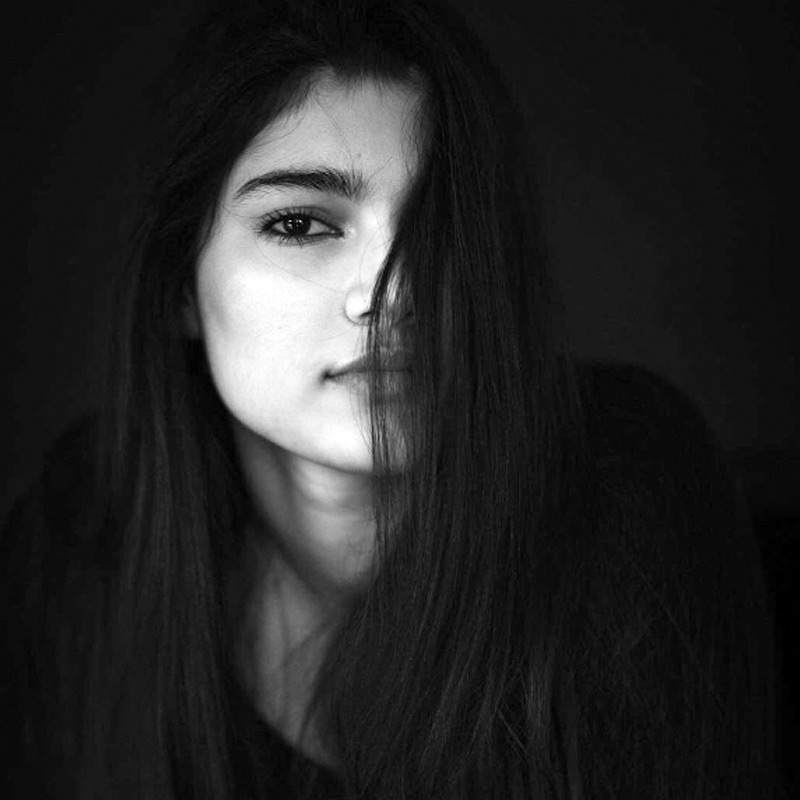 বছর দুয়েক পর আবার একই জল্পনা ভাসছিল বলিউডের অন্দরে। গত বছর শোনা গিয়েছিল, সুরজ বরজাতিয়ার ছেলে অবনীশ বরজাতিয়ার ছবিতে অভিষেক হচ্ছে অলিজের। তাতে নাকি সানি দেওলের ছেলে রাজবীরও থাকবেন। তবে সেই ছবিও হয়নি আর অলিজের অভিষেকও দেখেনি বলিউড।