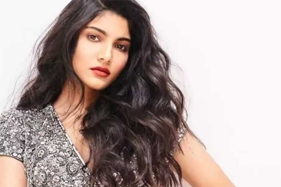 বছর দুয়েক ধরে কোরিয়োগ্রাফার সরোজ খানের কাছে নাচের তালিম নিয়েছেন তিনি। ২০২০ সালের জুলাইয়ে সরোজের মৃত্যুর পর তাতে ছেদ পড়ে।