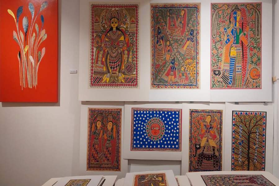 ‘আর্ট মেলা’-র জন্য প্রস্তুত হচ্ছে গ্যালারি। রাখা হচ্ছে নানা প্রদেশের শিল্পীদের কাজ। 