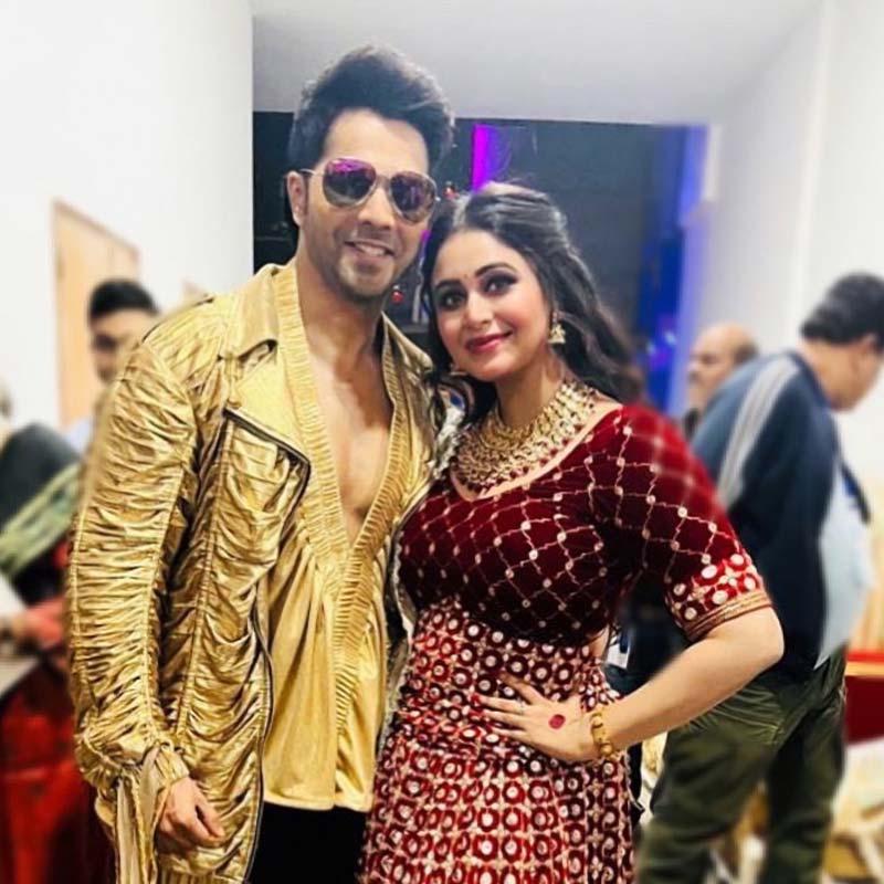  বরুণ ধওয়ানের সঙ্গে ছবি ভাগ করে নিয়েছেন ঋতাভরী। 