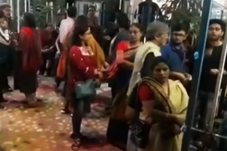 দর্শকরা গিরিশ মঞ্চ ছেড়ে বেরিয়ে আসার পর রাস্তায় ভিড় জমে যায়।
