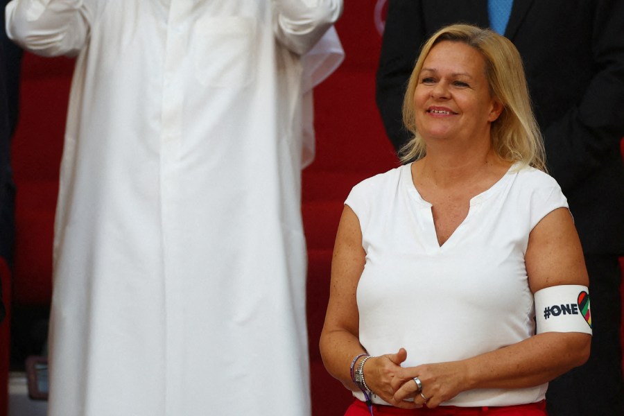 জার্মানির অভ্যন্তরীণ বিষয়ক মন্ত্রী ন্যান্সি ফাসের হাতে ‘ওয়ানলাভ’ আর্মব্যান্ড।