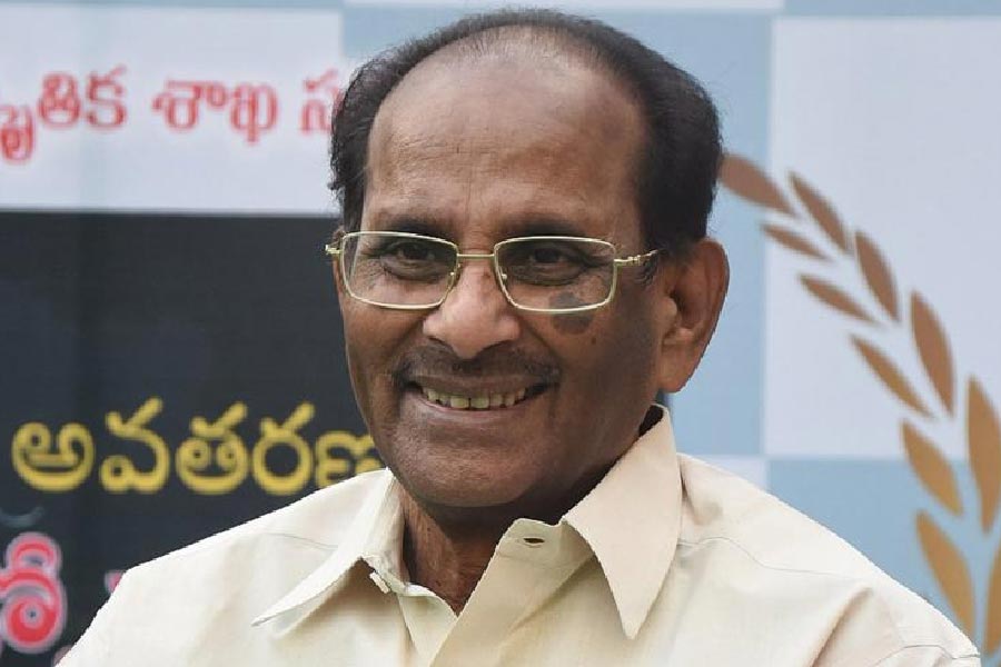 সে সব দাবি বলছে, বিজয়প্রসাদের গল্পের উপর চোখ বন্ধ করে বিশ্বাস করা যায়। কারণ তাঁর গল্পনির্ভর সিনেমা মানেই নাকি বক্স অফিসে সাফল্য। এ সাফল্য আটকাতে পারবে না কেউ।