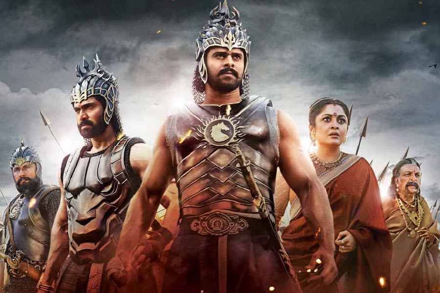 এই দাবির স্বপক্ষে প্রমাণও আছে। নিশ্চিত সাফল্যের আশ্বাসও আছে। তবে তার পাশাপাশি বিজয়প্রসাদের লেখা চিত্রনাট্যে রয়েছে, বোনাস পাওয়ার প্রলোভনও। কেন না তাঁর কাহিনিনির্ভর বেশ কিছু ছবিতে বক্স অফিসের সাফল্য প্রত্যাশার বেড়া টপকে একরকম এভারেস্টেই চড়েছে। ‘বাহুবলী’ ফিল্ম সিরিজ় কিংবা দক্ষিণী ছবি ‘আরআরআর’ তার জ্বলজ্বলে উদাহরণ।