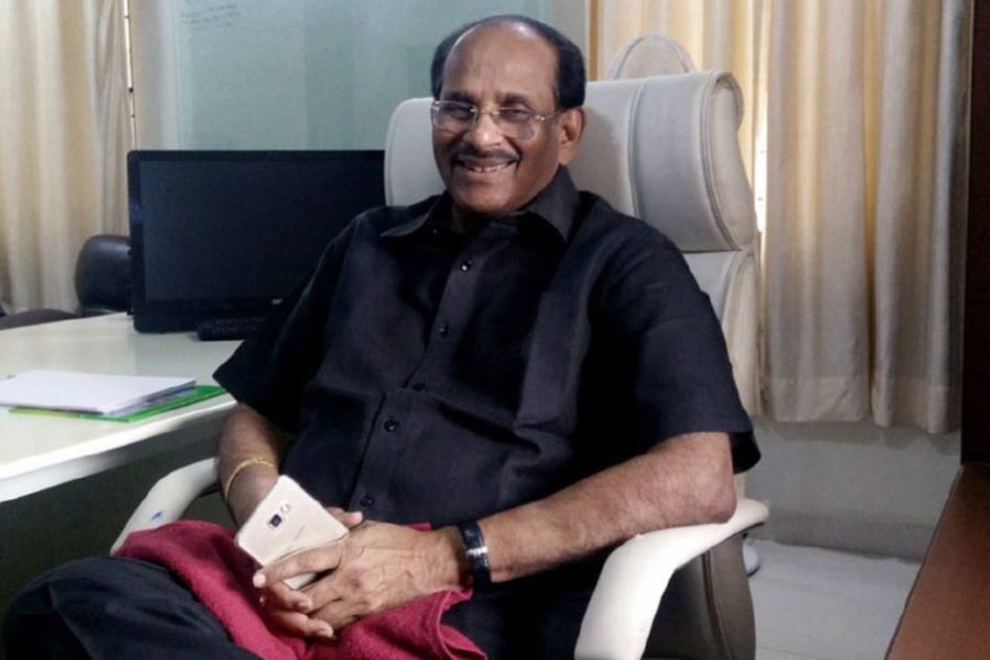 দু’টি ছবিই তৈরি হয়েছিল বিজয়প্রসাদের লেখা গল্প নিয়ে। যদিও উদাহরণ মাত্র দু’টিতে থেমে নেই। চোখের সামনেই তাঁর গল্প নির্ভর আরও অনেক ছবি রয়েছে, যার বক্স অফিস সংগ্রহ তারিফযোগ্য। তামিল ছবি ‘মগধীরা’, ‘আরআরআর’, ‘বাহুবলী’, ‘থালাইভি’র সঙ্গে বলিউডের ‘বজরঙ্গী ভাইজান’, ‘রাউডি রাঠেৌর’, ‘মনিকর্ণিকা’র মতো ছবিকেও কাঙ্ক্ষিত সাফল্য এনে দিয়েছে বিজয়প্রসাদের গল্প। কিন্তু স্বয়ং লেখক জানাচ্ছেন, গল্প নাকি তিনি লেখেনই না!