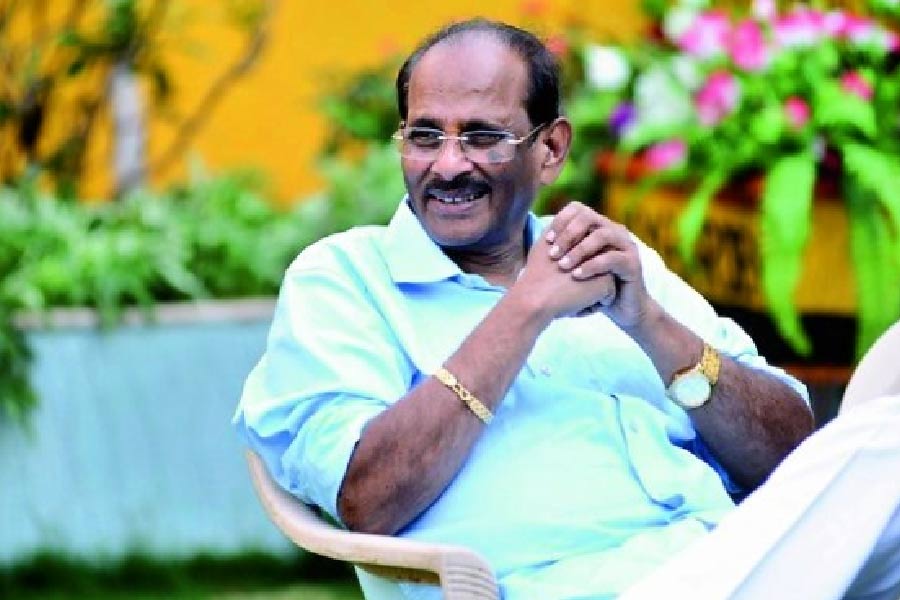 দক্ষিণের এই চিত্রনাট্যকার সম্প্রতি এক সাক্ষাৎকারে বলেছেন, তিনি গল্প চুরি করেন! তাঁর অধিকাংশ গল্পই নাকি চুরি করা। তাঁকে প্রশ্ন করা হয়েছিল, এমন সফল কাহিনি লেখার গোপন কথা। জবাবে বিজয়প্রসাদ বলেছেন, ‘‘গল্প লিখে সময় নষ্ট করতে যাব কেন? আমি দরকার হলেই সিনেমার গল্প চুরি করে নিই। এটাই আমার সাফল্যের গোপন কথা।’’