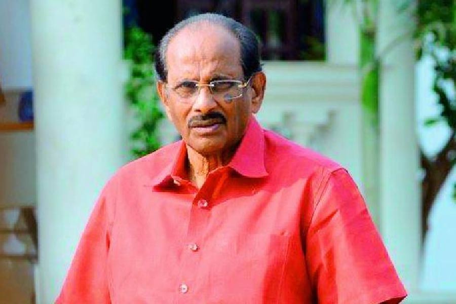 সিনেমার দুনিয়ায় গল্প চুরি নতুন কথা নয়। না বলে গল্পের অনুকরণ করলে ‘চুরি’। কিন্তু বহু সিনেমানির্মাতা বলেকয়েও গল্প নেন। তখন আর বিষয়টিকে ‘চুরি’ বলা যায় না। বিজয়প্রসাদ অবশ্য বলেছেন, তিনি গল্প চুরিই করেন।