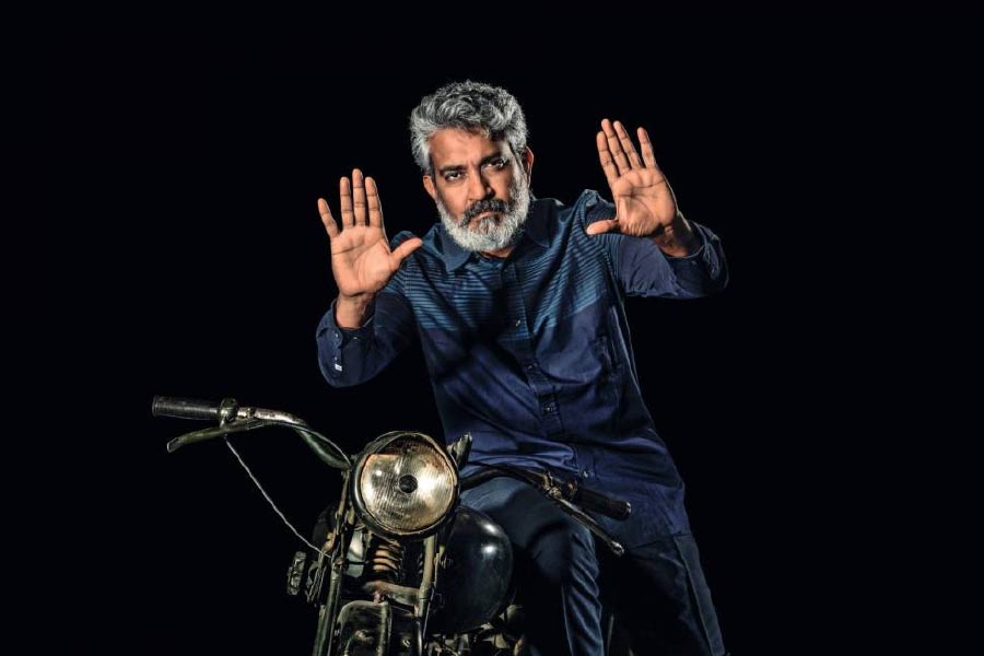 কিন্তু এমন সপাট চুরির কথা নিজমুখে স্বীকার করে নেওয়া মানুষটি কে জানেন? ইনি দক্ষিণের ফিল্ম পরিচালক এস এস রাজমৌলির বাবা। পুরো নাম কদুরি বিশ্ব বিজয়েন্দ্র প্রসাদ। যিনি প্রথম জীবনে ধান চাষের ব্যবসায় নেমে পরে আরও বহু ব্যবসায় ব্যর্থ হয়ে শেষে ফিল্মের কাহিনিকার হিসাবে থিতু হন এবং পরিসংখ্যান বলছে, সফলও হন।