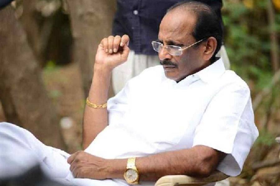 তামিল ছবির চিত্রনাট্যকার হলেও বিজয়প্রসাদের জন্ম অন্ধ্রপ্রদেশের রাজামুন্দ্রির কোভুরে। তবে ভূমিচ্যুত হয়েছিলেন রেল তাঁর বাড়ির  জমির দখল নেওয়ায়। অন্ধ্র ছেড়ে সপরিবারে কর্নাটকে চলে আসেন। রায়চূড় জেলায় সাত একর ধানজমি কিনে চাষবাস শুরু করেন।