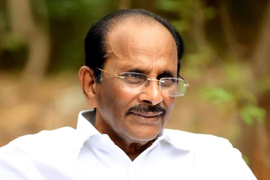 তবে প্রথম ছবির কাজই অর্থনৈতিক কারণে বন্ধ করে দিতে হয়। বিজয়প্রসাদ এর পর তাঁর দাদারই সহকারী হয়ে কাজ করতে শুরু করেন। তবে বিজয়প্রসাদের জীবন বদলে যায় দক্ষিণী ছবির পরিচালক-প্রযোজক কে রাঘবেন্দ্র রাওয়ের সঙ্গে আলাপ হওয়ার পর।