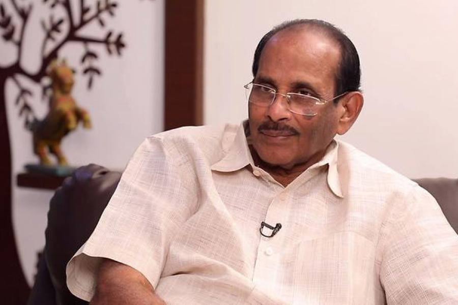 দাদার মাধ্যমেই আলাপ। রাঘবেন্দ্র প্রথম ছবির চিত্রনাট্য লেখার কাজ দেন বিজয়প্রসাদ এবং তাঁর দাদাকে। তাঁদের গল্পের উপর তৈরি ছবি ‘জানকী রামুদু’ আশির দশকে শেষ দিকে বক্স অফিসে সাড়া ফেলে।