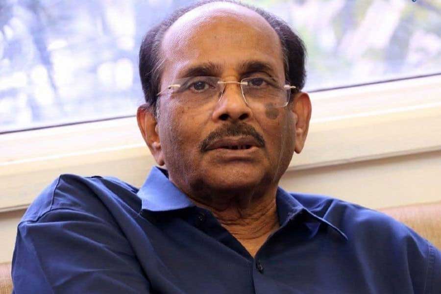 ওই বছরেই মুক্তি পায় ‘বব্বিলি সিংহম’। সেই ছবিও বাণিজ্যিক সাফল্য পেয়েছিল। একই সঙ্গে চিত্রনাট্যকার হিসাবে চিনিয়েছিল বিজয়প্রসাদকে। তবে তাঁকে কাঙ্ক্ষিত জনপ্রিয়তা এনে দেয় ১৯৯৯ সালে মুক্তি পাওয়া ‘সমরসিংহ রেড্ডি’ ছবিটি। যেটি সেই সময়ের তামিল সিনেমার সবচেয়ে বড় হিট ছবি ছিল।