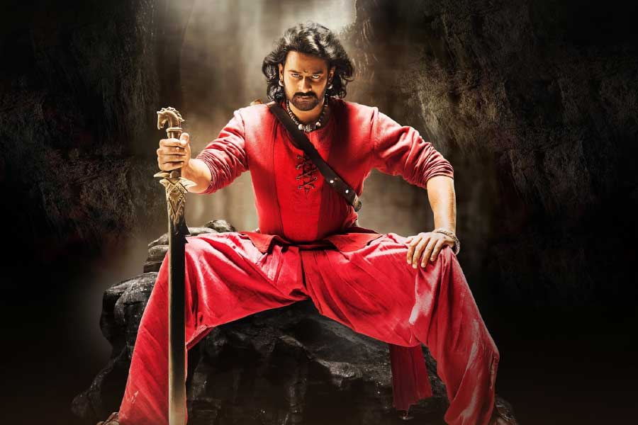 এর আগে বিজয়প্রসাদের লেখা বাহুবলীর সিক্যুয়েল প্রথমটির থেকেও বেশি ব্যবসা করেছিল। আরআরআর-এর ক্ষেত্রেও কি তাই হতে চলেছে? প্রশ্ন ছিল গল্পকারের কাছে। জানতে চাওয়া হয়েছিল, প্রতি বারই কোন ফর্মুলায় এমন জমজমাট গল্প বুনে ফেলেন তিনি?  জবাবে প্রশ্নকর্তাকে তিনি বলেন, গল্প তোমাদের চারপাশেই ঘোরাফেরা করে। কখনও বাস্তবজীবনে তো কখনও ছোট খাট ঘটনার মধ্যে, তা ছাড়া রামায়ণ, মহাভারতের মতো মহাকাব্য তো রয়েছেই, আমি এই সব জায়গা থেকেই গল্প চুরি করে নিই।