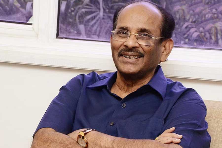 তাঁর গল্প লেখার গোপন ফর্মুলার কিছুটা প্রকাশ করে বিজয়প্রকাশ বলেন, ‘‘আমি দর্শকের মনে গল্পের খিদে তৈরিতে বিশ্বাসী। গল্পের চিত্রনাট্য এবং চরিত্র দিয়ে কী ভাবে সেই খিদে জাগবে, সে কথাই আমার মাথায় থাকে গল্প লেখার সময়। আর সেই চ্যালেঞ্জটাই আমাকে অনুপ্রেরণা দেয় ভাল গল্প লেখার।’’